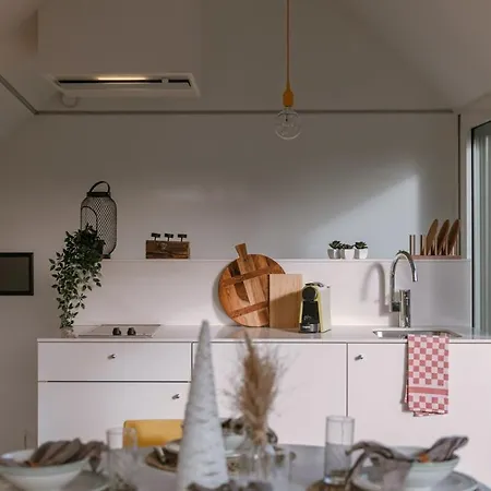 Huswell - Bright Overlooking The 3 Towers Of