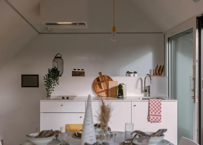 Huswell - Bright Overlooking The 3 Towers Of