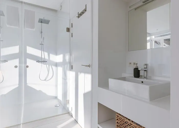 Huswell - Bright Overlooking The 3 Towers Of *